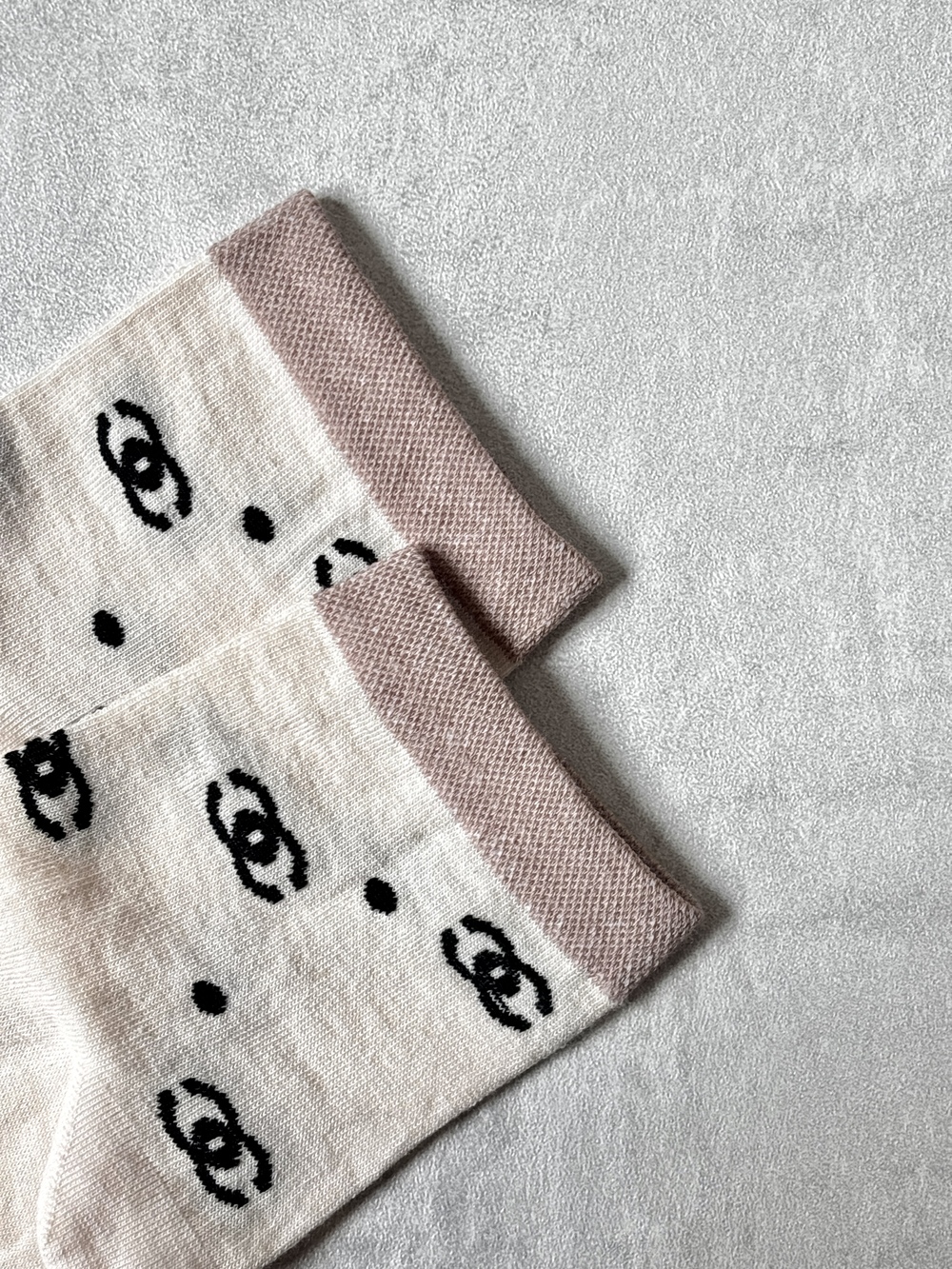 نمای بافت جوراب نیم‌ساق زنانه شنل