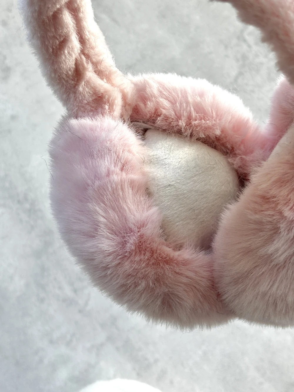 نمای نزدیکگوش گیر پشمی زنانه